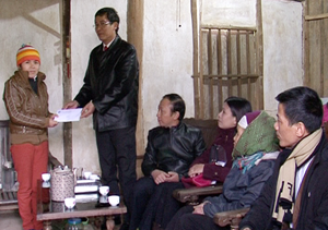 Tiến sỹ Vũ Minh Đức thăm hỏi, trao quà cho cô Vũ Thị Giang, nhân viên y tế trường mầm non xã Tây Phong, huyện Cao Phong.